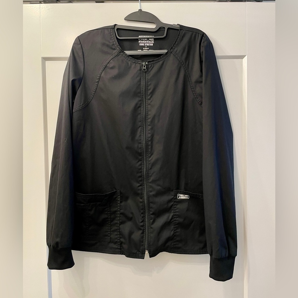 Cherokee women’s scrub jacket with zipper, size small.